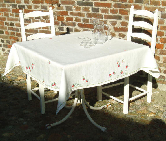 Strawberry Tablecloth, linen included Strawberry Tablecloth, linen included